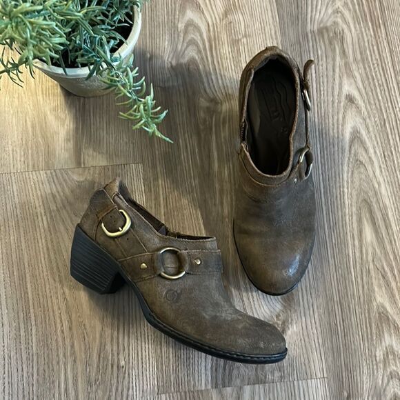 WOMENS BORN BRAND GENUINE SUEDE BLOCK HEEL BOOTIES WITH BUCKLES DARK BROWN SZ 6 - Picture 1 of 10